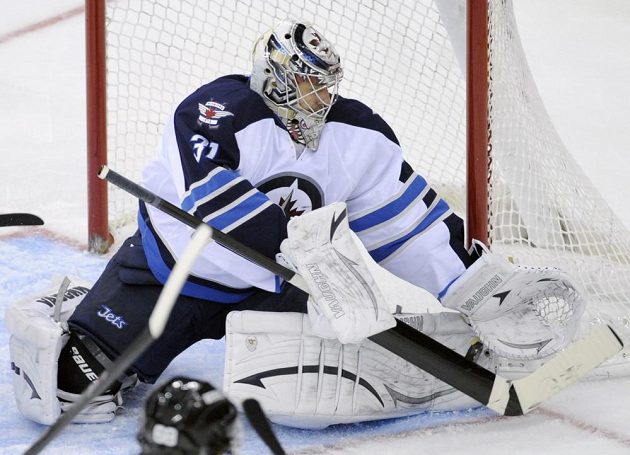 Brankář Ondřej Pavelec se pětadvaceti zákroky zasloužil o výhru Winnipegu na ledě New Jersey.