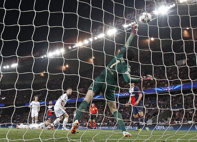 Brankář Chelsea Petr Čech inkasuje úvodní gól z kopačky Argentince Ezequiela Lavezziho ve středečním utkání Ligy mistrů v pařížském Parku princů.