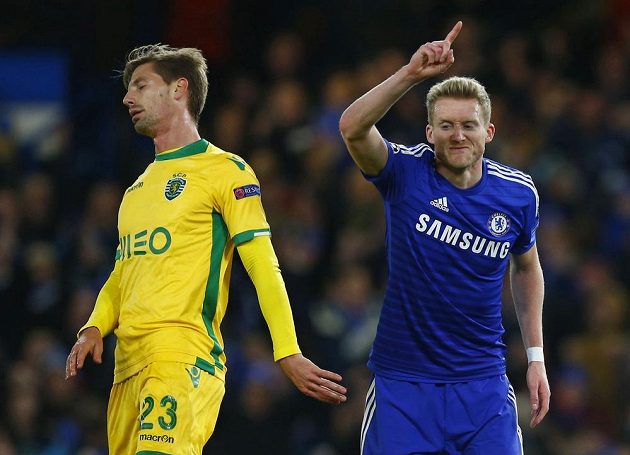 Radující se André Schürrle (vpravo) a zklamaný záložník Sportingu Adrien Silva.