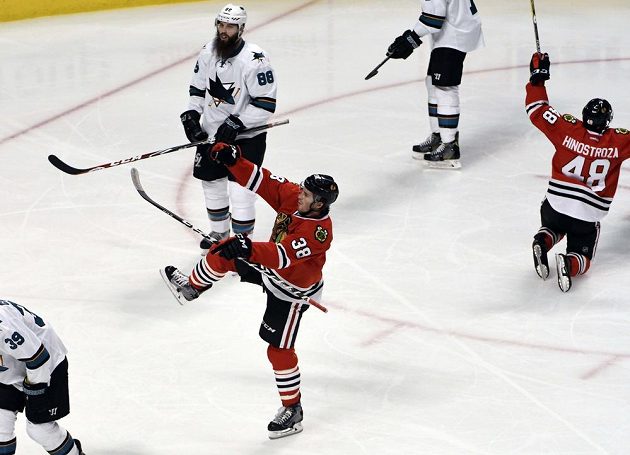 Americký útočník Chicaga Ryan Hartman se raduje ze svého zásahu do sítě San Jose.