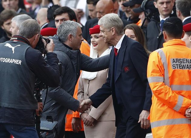 Setkání velikánů. Trenér Manchesteru United José Mourinho si před šlágrem Premier League s Arsenalem potřásl rukou se svým francouzským kolegou Arsénem Wengerem.
