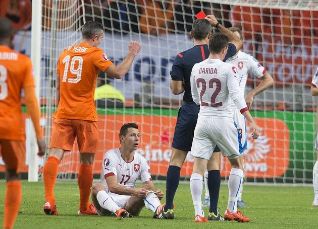 Marek Suchý (sedící) byl vyloučen za zmaření vyložené brankové příležitosti Nizozemce Memphise Depaye. Červená karta v rukou sudího Damira Skominy.