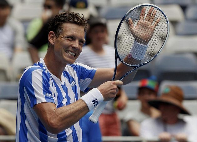 Vítězné gesto českého tenisty Tomáše Berdycha po postupu do 3. kola Australian Open.