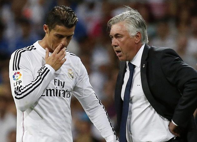 Opora Realu Madrid Cristiano Ronaldo (vlevo) poslouchá pokyny od trenéra Carla Ancelottiho.