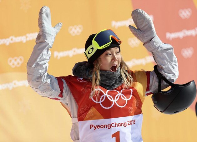 Tradiční gesto vítězky - ruce nad hlavou. Olympijské zlato v U-rampě získala sedmnáctiletá americká snowboardistka Chloe Kimová.