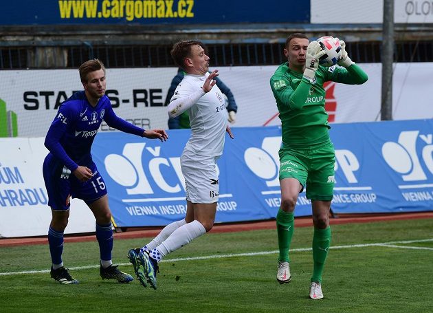 Zleva Ondřej Zmrzlý z Olomouce, Patrik Šimko ze Slovácka a brankář Vít Nemrava ze Slovácka.