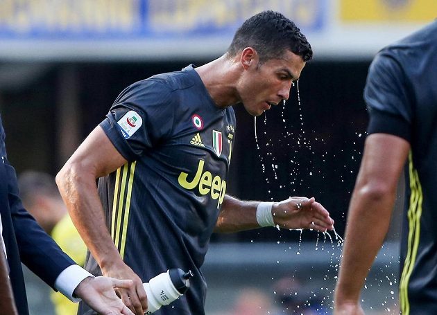 Hvězdný Cristiano Ronaldo se občerstvuje během své premiéry v nejvyšší italské soutěže, kde Juventus hrál s Chievem Verona.