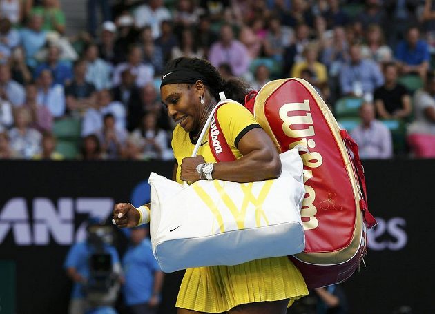 Spokojená Serena Williamsová opouští Rod Laver Arenu po semifinálovém vítězství nad Agnieszkou Radwaňskou.