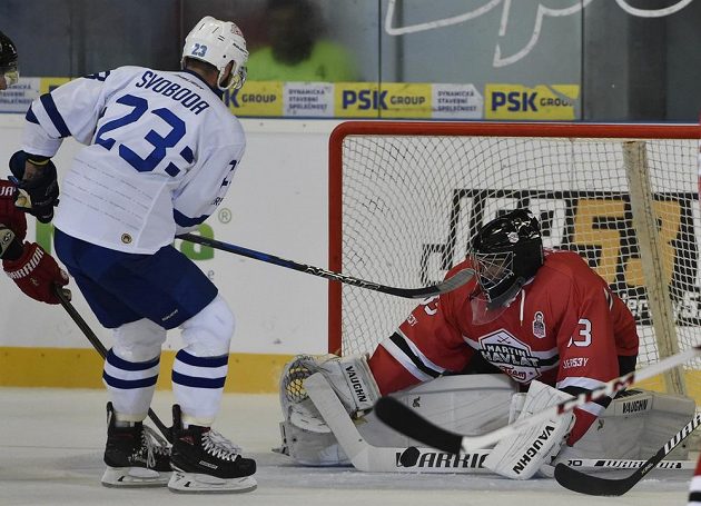 Útočník Komety Brno Tomáš Svoboda se snaží překonat fotbalového gólmana Petra Čecha v brance Martin Havlát Teamu.