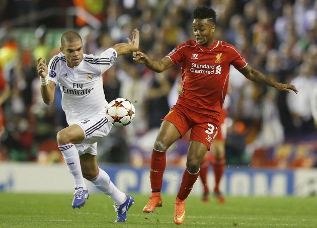Liverpoolský Raheem Sterling (vpravo) a Pepé z Realu Madrid v utkání Ligy mistrů.