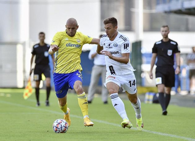 Zleva Marek Hlinka ze Zlína a Antonín Růsek z Olomouce v souboji o balon v utkání 5. kola Fortuna ligy.