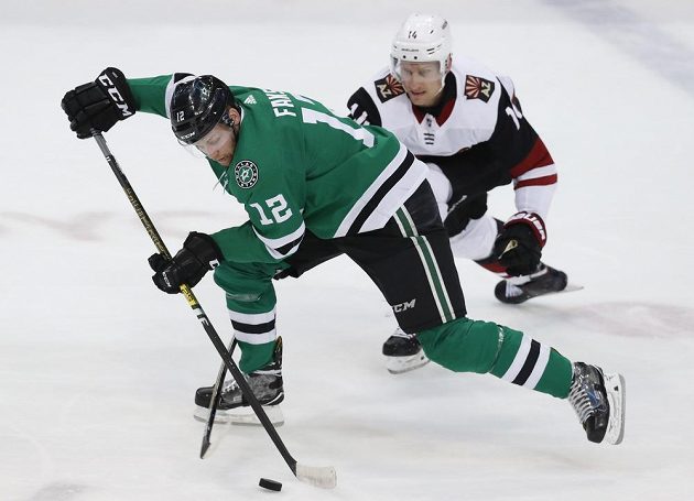 Útočník Dallasu Stars Radek Faksa (12) se snaží ujet soupeři z Arizony v utkání NHL.
