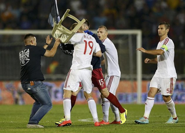 Na Albánce Bekima Balaje, který hájí barvy Slavie, útočí jeden z diváků Srbska židlí.