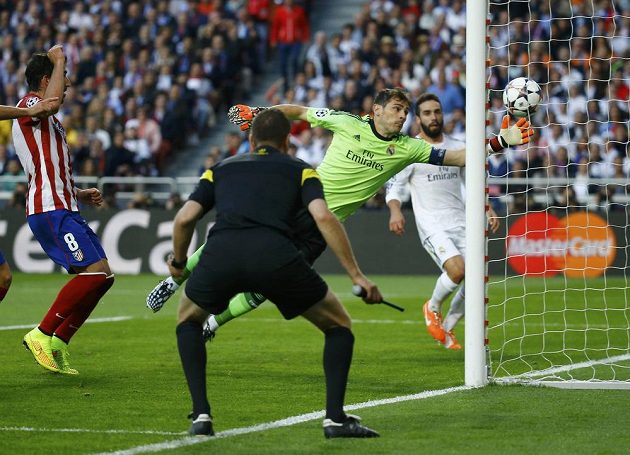 Brankář Realu Iker Casillas je překonán. Míč zvolna, ale nezadržitelně letí do sítě z hlavy Diega Godína (není na snímku).