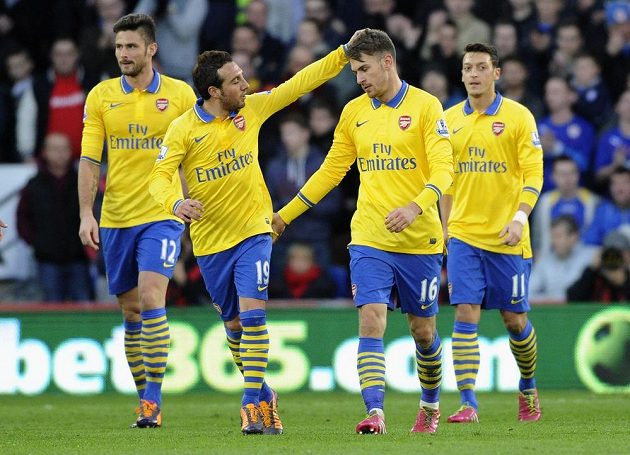 Fotbalisté Arsenalu Aaron Ramsey (druhý zprava), Olivier Giroud (vlevo), Santi Cazorla a Mesut Özil (vpravo) slaví gól proti Cardiffu.