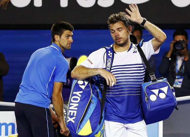 Zklamaný Stan Wawrinka (vpravo) se loučí s fanoušky na Australian Open po porážce od Novaka Djokoviče.