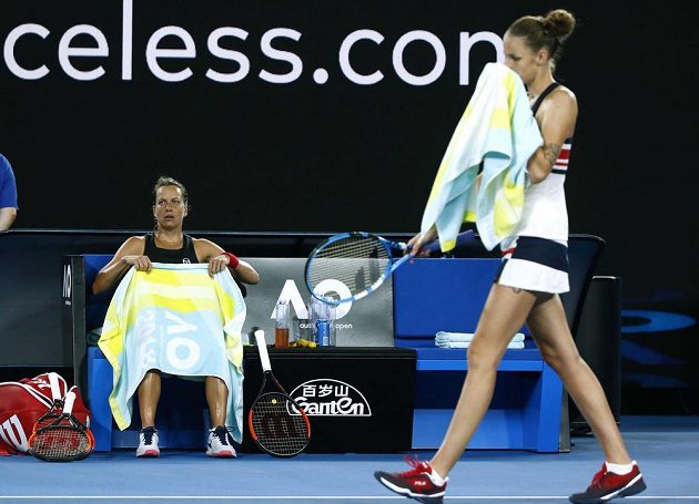 České tenistky Barbora Strýcová (vlevo) a Karolína Plíšková během osmifinále Australian Open.