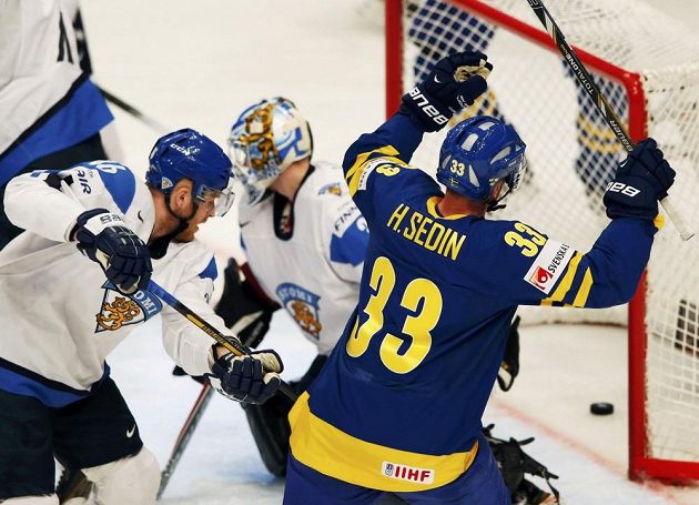 Švédský útočník Henrik Sedin slaví gól v síti Finska, který vstřelil Loui Eriksson (není na snímku).