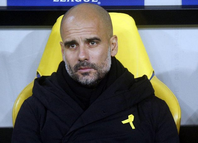 Pep Guardiola se žlutou stuhou při pohárovém utkání Manchesteru City na hřišti Šachtaru loni v prosinci.