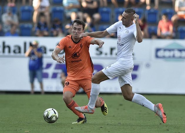 Jakub Klíma z Boleslavi a Jan Kalabiška ze Slovácka v akci během utkání 8. kola nejvyšší soutěže.