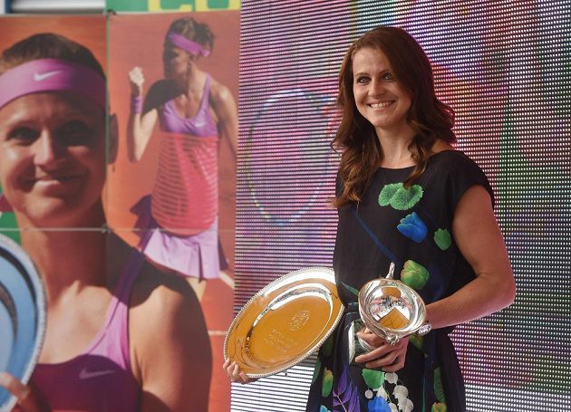 Lucie Šafářová, která vybojovala na Roland Garros v Paříži titul ve čtyřhře a byla ve finále dvouhry, při slavnostním přivítání v Prostějově.