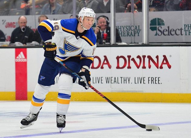 Jay Bouwmeester (19) ze St. Louis ve chvíli, kdy byl v zápase v Anaheimu na ledě.