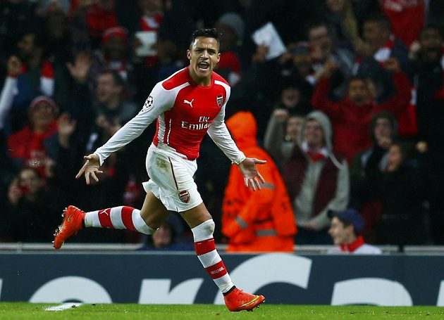 Útočník Arsenalu Alexis Sánchez slaví gól proti Anderlechtu ve 4. kole Ligy mistrů.