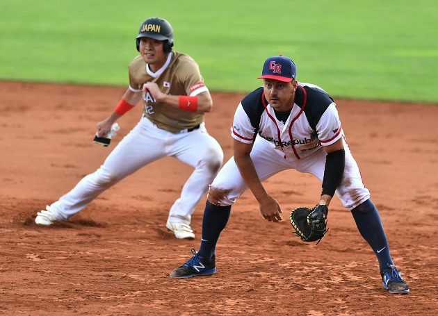 Cukasa Oiši z Japonska a český reprezentant Patrik Kolkus během utkání softbalového MS. Češi prohráli 3:4.
