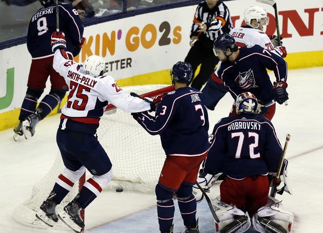 Útočník Washingtonu Devante Smith-Pelly (25) se raduje z rozhodujícího gólu Capitals.
