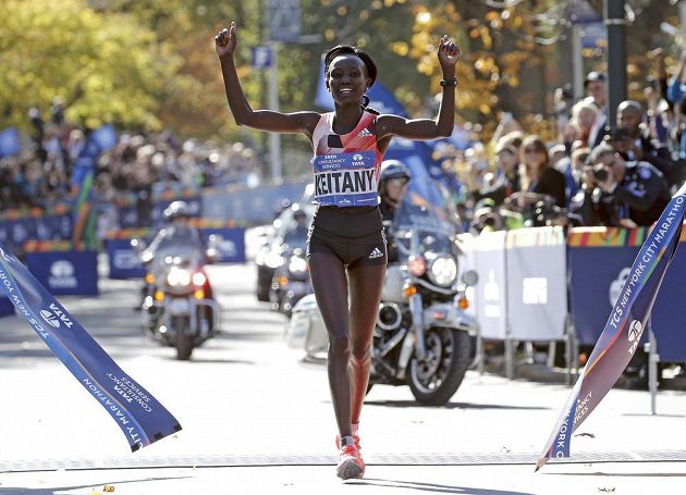 Vítězka kategorie žen Mary Keitanyová z Keni se v New Yorku radovala už potřetí za sebou.