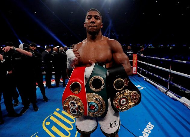 Jsou moje. Anthony Joshua je majitelem tří mistrovských pásů organizací IBF, WBO a IBO.