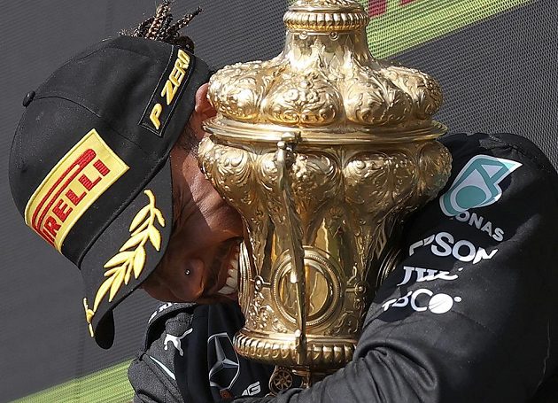 Přehnal to Hamilton? Za neuctivé a nesportovní označil nizozemský jezdec Max Verstappen vítězné oslavy Lewise Hamiltona po Velké ceně Británie