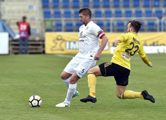 Kapitán Slovácka Veliče Šumulikoski (vlevo) v souboji s Lukášem Budínským z Karviné.