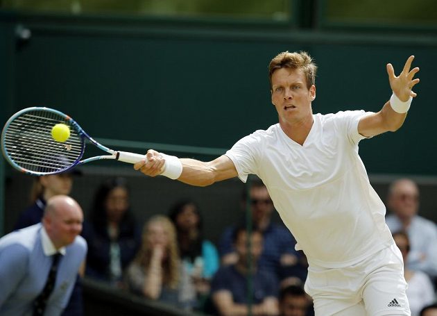 Český tenista Tomáš Berdych během zápasu s Němcem Alexandrem Zverevem ve třetím kole Wimbledonu.