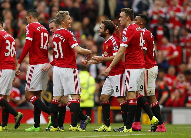 Záložník Manchesteru United Juan Mata (třetí zprava) oslavuje se spoluhráči gól proti Sunderlandu.