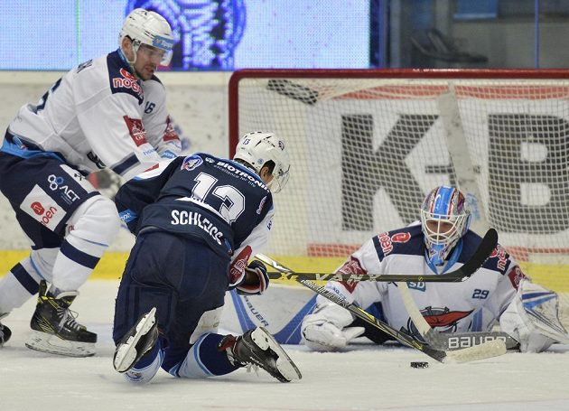 Plzeňský Jan Schleiss se snaží prosadit před chomutovským brankářem Štěpánem Lukešem. Vlevo zadák Juraj Valach.