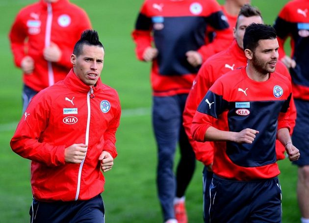 Slovenský útočník Michal Ďuriš (vpravo) po boku Marka Hamšíka v přípravě na reprezentační zápas.