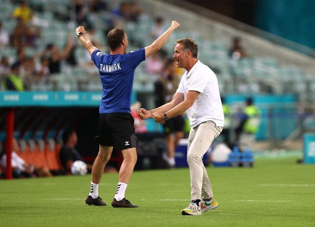 The joy of the Danish coach Kasper Hjulmand after his team increased the lead in the EURO quarterfinals over the Czech Republic to 2: 0.