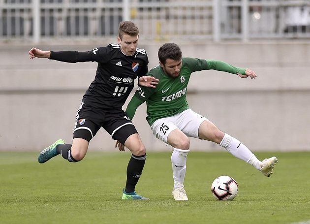 Jakub Bolf z Ostravy a Vladimir Jovovič z Jablonce v akci během utkání nejvyšší soutěže fotbalistů ve skupině o titul.