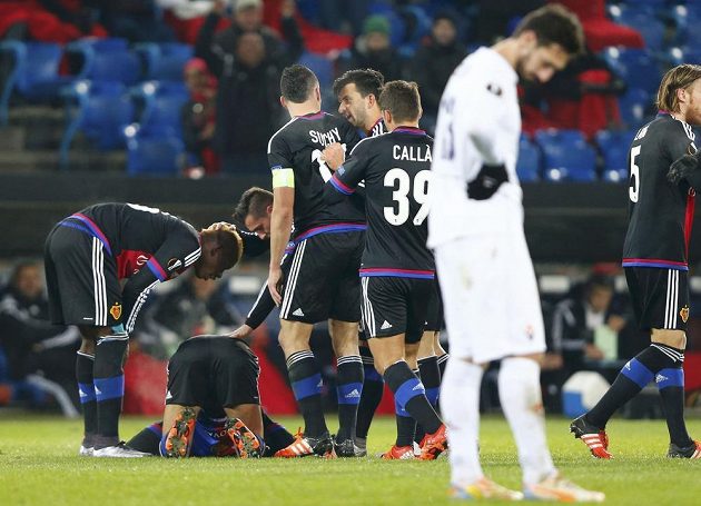 Fotbalisté Basileje se radují ze vstřeleného gólu v EL nad Fioretinou. Uprostřed kapitán Marek Suchý.