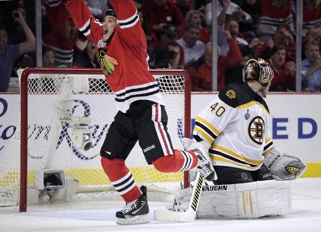 Je rozhodnuto. Andrew Shaw se raduje z gólu a Chicago vede nad Bostonem v sérii 1:0.