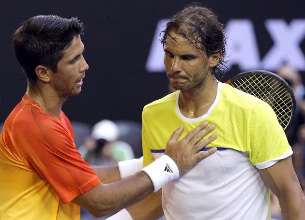 Španělský tenista Fernando Verdasco (vlevo) bezprostředně poté, co vyřadil slavnějšího krajana Rafaela Nadala v prvním kole Australian Open.