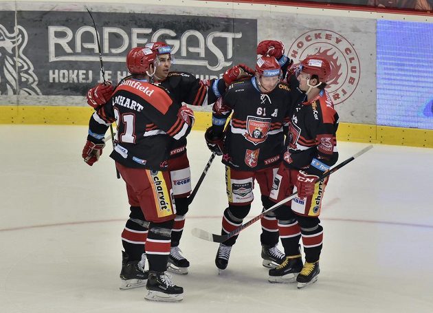 Hradečtí hokejisté oslavují gól v síti Třince. Z gólu se radují (zleva) Tomáš Linhart, autor branky Michal Dragoun, Daniel Rákos a Petr Zámorský.