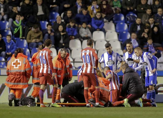 Známý španělský fotbalový útočník Fernando Torres z Atlétika Madrid bojoval v utkání s La Coruňou o život. Chvíli byl v bezvědomí a skončil v nemocnici.