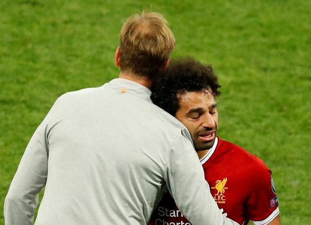 Liverpoolského Mohameda Salaha utěšuje kouč Jürgen Klopp při odchodu ze hřiště ve finále Ligy mistrů.