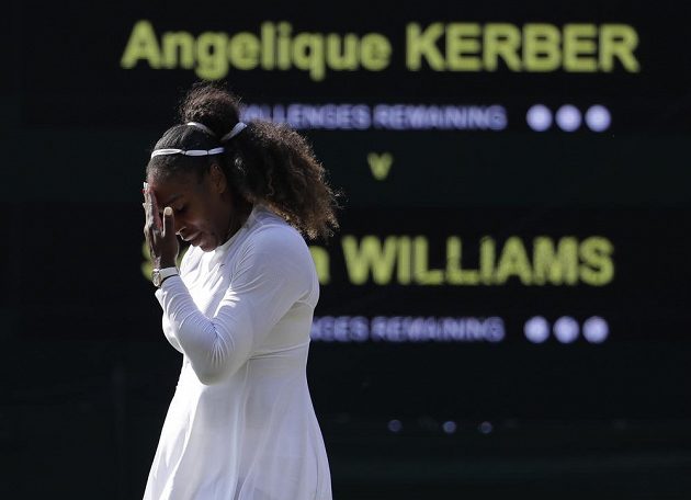 Těžké chvíle. Serena Williamsová z USA prohrála ve finále Wimbledonu s Angelique Kerberovou z německa.