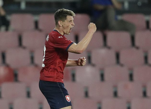 Lukáš Masopust oslavuje svoji trefu na 2:1 v přípravném utkání před ME s Albánií.