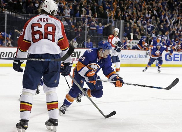 Obránce NY Islanders Thomas Hickey (14) jásá, dal rozhodující gól. Jaromír Jágr (68) mu ve střele nestihl zabránit.