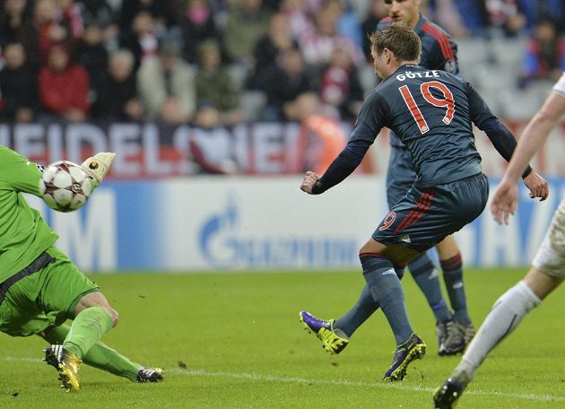 Mario Götze překonává plzeňského brankáře Matúše Kozáčika a střílí pátý gól Bayernu.