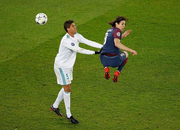 Obránce Realu Madrid Raphael Varane se snažil bránit Edinsona Cavaniho z PSG všemi možnými způsoby.